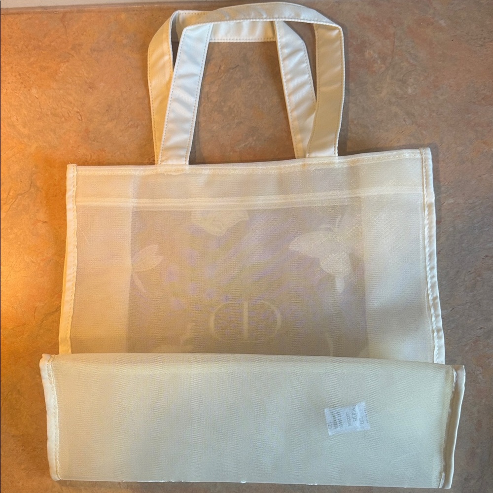Elegant Dior Cream Tote Bag with Floral Embroidery - Picture 2 of 6
